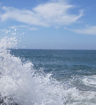 Meeresbrandung die an einen Felsen schlägt